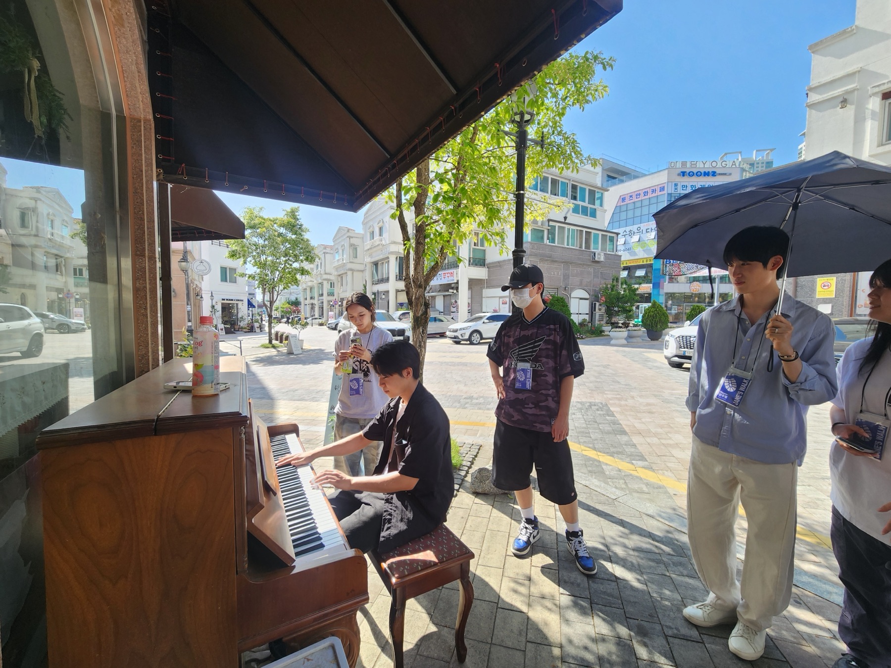 제인스 워크 도시 관찰 활동 중 거리의 피아노